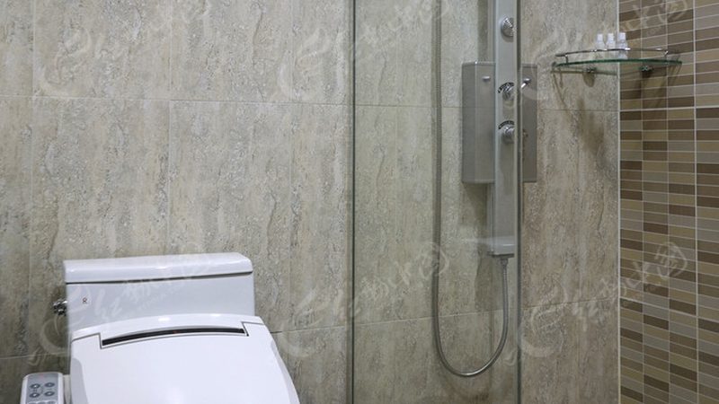 淋浴房防水胶条更换教程：细节决定防水效果